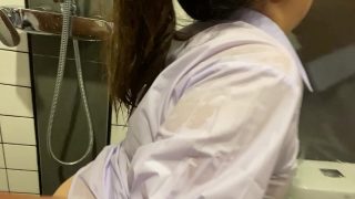 Rủ em học sinh tắm chung rồi đè ra chịch phê cặc